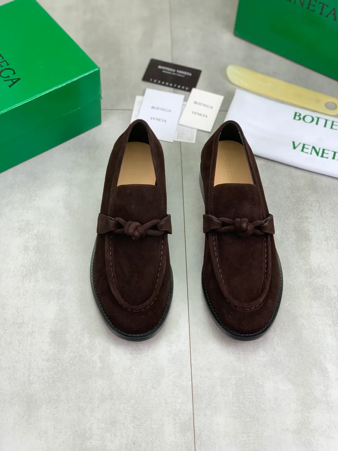 Men's shoes 💰P820 [New model] (genuine leather outsole) water-dyed cow lining 💰High-quality business couple leather shoes 💎💎💎 BOTTEGA VENETA official website synchronizes the latest top version of BV in the market, accept material comparison, shoe type comparison, process comparison, practical and textured, versatile and suitable for any occasion, the more you look at it, the more flavorful it becomes. Purely hand-knitted craftsmanship - Upper material, calfskin imported from Italy 🇮🇹 - High-quality water-dyed cowhide lining - Original private model customized leather outsole -Size: Female 35-39 (40 ordered) Male 39-44 (38 45 can be customized) Color: Multiple colors available